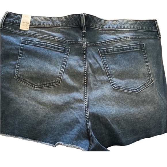 Torrid Blue Jean Cut Offs white rose embroidery zipper closure pockets NWT 26 - Picture 5 of 9